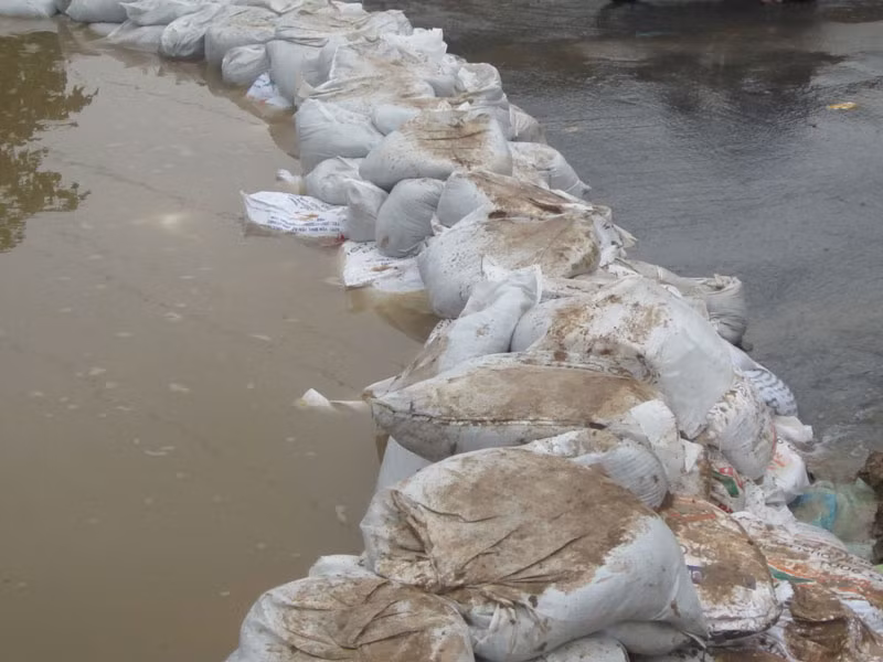 Mực nước trên sông Nhuệ đã tràn qua cầu Ngà, con đường đi qua cầu đã phải đắp lại, hiện các phương tiện không thể đi qua cầu