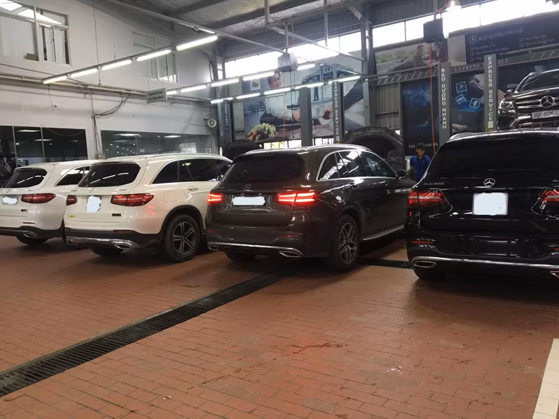Xếp hàng chờ kiểm tra xe Mercedes-Benz GLC bị lọt nước ở Hà Nội ảnh 1