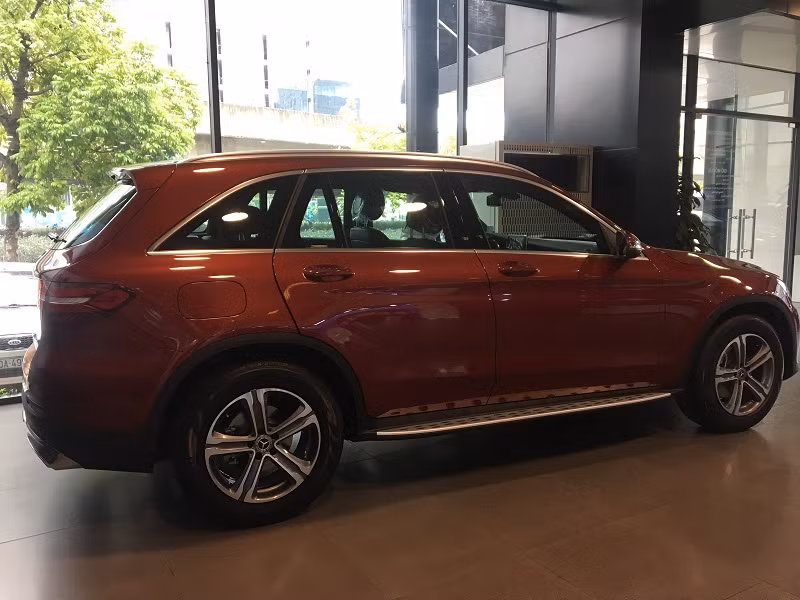 Xếp hàng chờ kiểm tra xe Mercedes-Benz GLC bị lọt nước ở Hà Nội ảnh 2