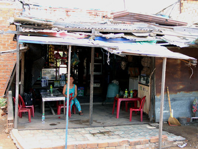 Gia đình bà Nga đang nương nhờ trong túp lều bên cạnh HTX Viễn Đông