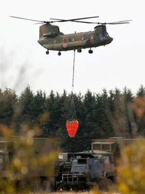 Máy bay trực thăng trên đường đến nhà máy điện hạt nhân Fukushima số 1 Ảnh: AP