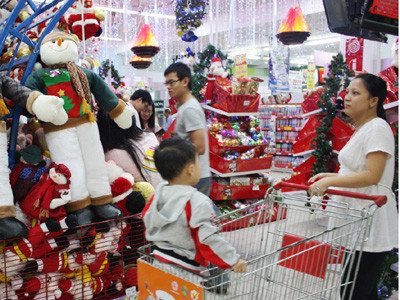 Không khí đón Giáng sinh tại Đà Nẵng bắt đầu rạo rực (ảnh chụp tại siêu thị BigC Đà Nẵng) . Ảnh: Nguyễn Huy Không khí đón Giáng sinh tại Đà Nẵng bắt đầu rạo rực (ảnh chụp tại siêu thị BigC Đà Nẵng)