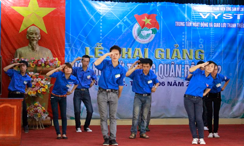 Được học dân vũ từ các anh chị tình nguyện viên