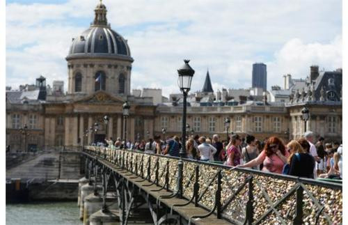 Cây cầu dường như không còn chỗ trống cho những chìa khóa mới