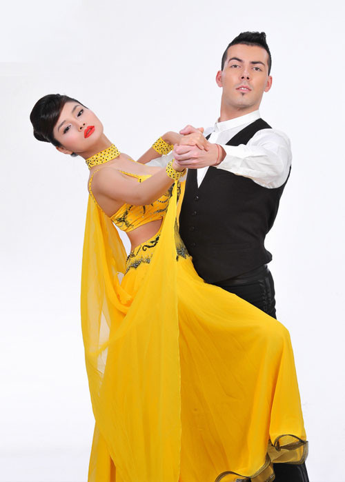 Người đẹp Vũ Thu Phương hứa hẹn sẽ có những vũ điệu sôi động với bạn nhảy Tihomir Romanov Gavrilov Cặp bạn nhảy Huy Khánh - Tsveta Krasimirova Tsocheva Nữ ca sỹ Thủy Tiên và bạn nhảy Petyo Dimitrov Toyanov Người đẹp Kim Hiền và bạn nhảy Daniel Nikolov Denev Nguyên Vũ liệu có nhận được nhiều đề cử của các khán giả trẻ trên sàn khiêu vũ? Anh Khoa và bạn nhảy Iva Ludmilova Grigorova Hứa Vĩ Văn sẽ thử tài khiêu vũ bên cạnh Anna Nikolaeva Sidova Đại Nghĩa và "đối tác" Valeriya Nikolaeva Bozukova sẽ vào cuộc ở "Bước nhảy hoàn vũ 2011" Nữ ca sỹ Thu Minh được đánh giá là một ứng cử viên nặng ký ở cuộc thi năm nay Diễn viên Thanh Thúy