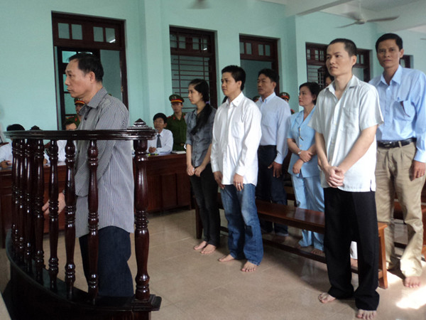 Ông Dũng (trái) và những người bị xử tội đưa hội lộ. Ảnh: Sáu Nghệ. Ông Dũng (trái) và những người bị xử tội đưa hội lộ. Ảnh: Sáu Nghệ