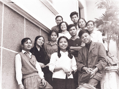 Nhà văn Lê Minh Khuê (áo trắng, đứng giữa) với các đồng nghiệp ở tòa soạn Tiền Phong. Ảnh: Mai Nam. Nhà văn Lê Minh Khuê (áo trắng, đứng giữa) với các đồng nghiệp ở tòa soạn Tiền Phong. Ảnh: Mai Nam