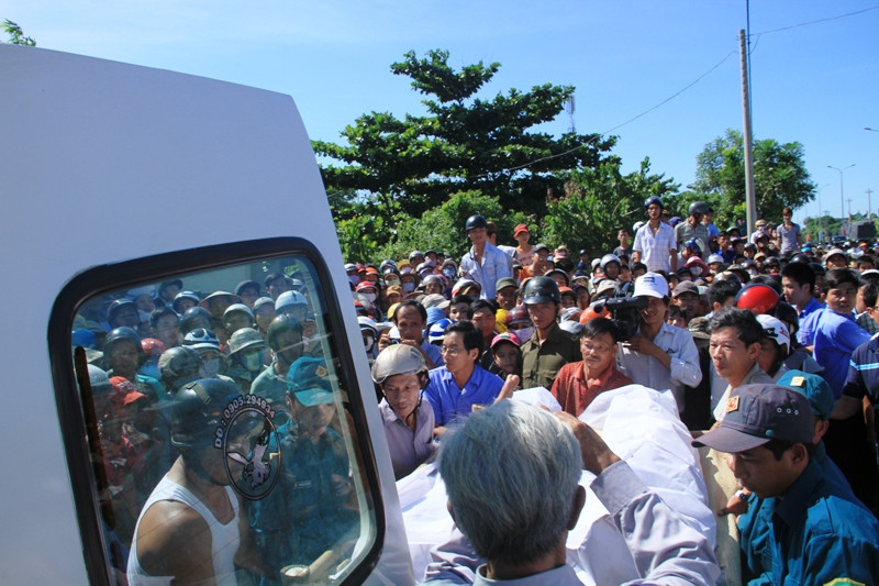 Thi thể cô Mai được đem xuống khỏi xe, cáng về nhà