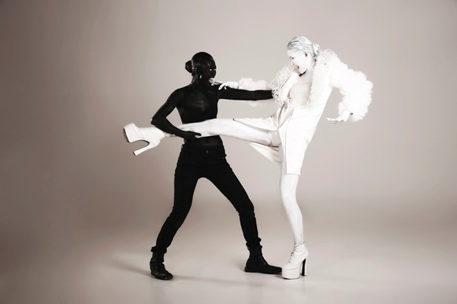 Ở tập 3, BGK đã đưa ra thử thách khó cho Mâu Thanh Thủy bằng việc, cô phải chụp ảnh chung với đối thủ ngôi nhà chung - Kim Thoa. Cả hai đã có màn kết hợp thiếu tương tác và không hiểu nhau khi thể hiện ý tưởng Nụ hôn vĩnh cửu. Ngay sau đó, họ trở về với những cảm xúc là chính mình, cả hai biến hóa dữ dội với tinh thần gay gắt trong bộ ảnh. Sự thông minh trong cách diễn đạt cảm giúp cả hai được bước tiếp vào vòng trong. Bài viết: http://news.zing.vn/Hanh-trinh-lot-xac-an-tuong-cua-quan-quan-Mau-Thanh-Thuy-post379718.html#category Nguồn Zing News 