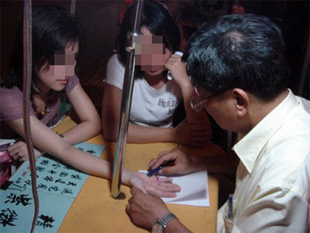 Nhiều vụ tình tan vì bói toán