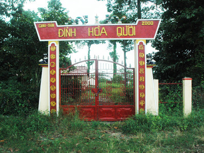 Đình làng chìm trong cỏ dại. Ảnh: T.N.A