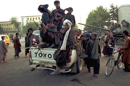 Tốc độ, tính lưu động và khả năng chở theo nhiều vũ khí của Toyota Hilux chính là ưu điểm được nhiều lực lượng nổi dậy đánh giá cao. Ảnh chụp tại Afghanistan năm 1996