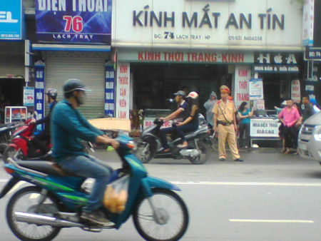 Nam thanh niên chết gục trên xe máy ảnh 1