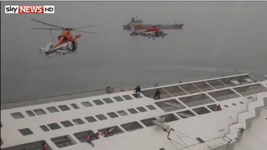 VIDEO: Trực thăng nỗ lực cứu các nạn nhân chìm tàu ảnh 1