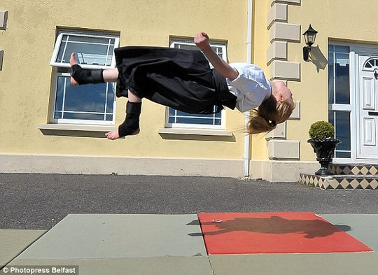 Cô bé 9 tuổi múa kiếm gây sốt ở cuộc thi tìm kiếm tài năng ảnh 5