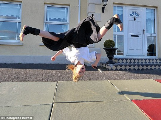 Cô bé 9 tuổi múa kiếm gây sốt ở cuộc thi tìm kiếm tài năng ảnh 6