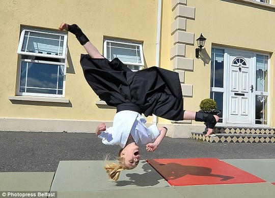 Cô bé 9 tuổi múa kiếm gây sốt ở cuộc thi tìm kiếm tài năng ảnh 4