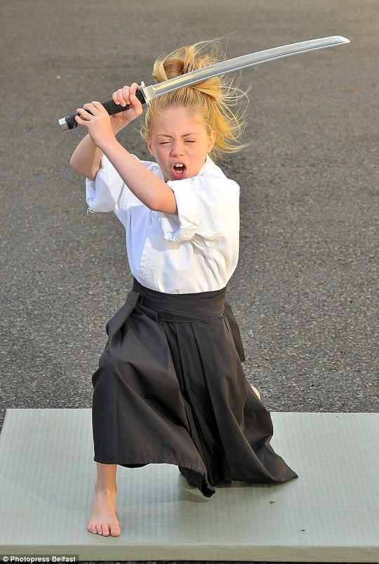 Cô bé 9 tuổi múa kiếm gây sốt ở cuộc thi tìm kiếm tài năng ảnh 2
