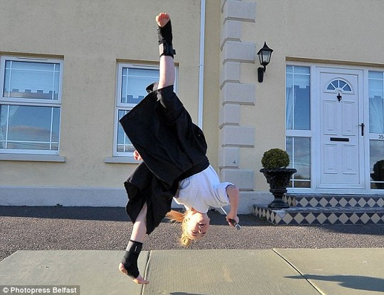 Cô bé 9 tuổi múa kiếm gây sốt ở cuộc thi tìm kiếm tài năng ảnh 7