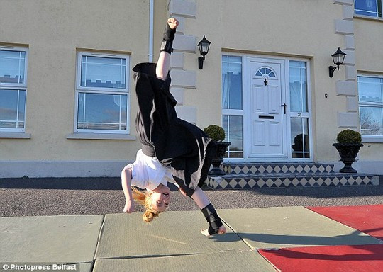 Cô bé 9 tuổi múa kiếm gây sốt ở cuộc thi tìm kiếm tài năng ảnh 8