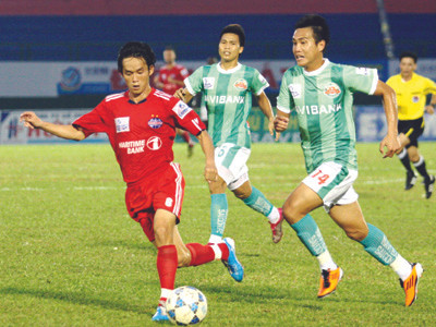 một pha trong trận B.Bình Dương-N.Sài Gòn Ảnh: Tường Vũ 