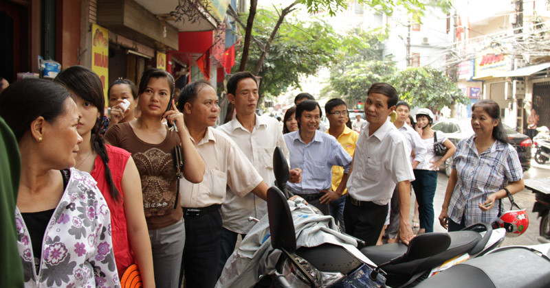 Đoàn người quá đông, những người xếp cuối hàng phải đứng xuống đường. Ảnh: Trường Phong