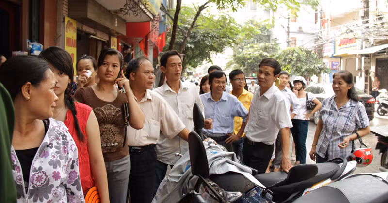 Đoàn người quá đông, những người xếp cuối hàng phải đứng xuống đường. Ảnh: Trường Phong