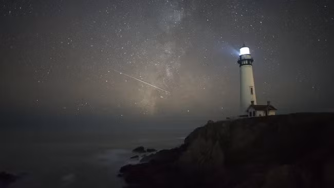 Một thiên thạch Orionid lao qua Ngọn hải đăng Pigeon Point ở Pescadero, California, Mỹ. (Ảnh: Mountain Light Photography Inc)