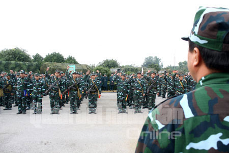 Cán bộ, chiến sĩ Đoàn tên lửa phòng không 64 thể hiện quyết tâm cao, sau khi nhận mệnh lệnh hành quân. Cán bộ, chiến sĩ Đoàn tên lửa phòng không 64 thể hiện quyết tâm cao, sau khi nhận mệnh lệnh hành quân