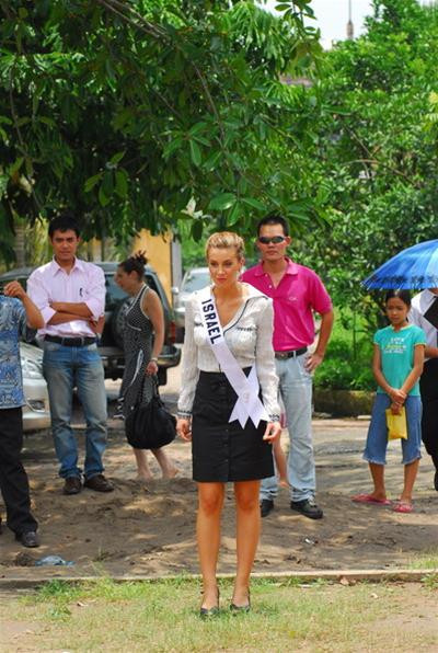 Chùm ảnh của Hoa hậu Israel tại Hà Nội ảnh 12