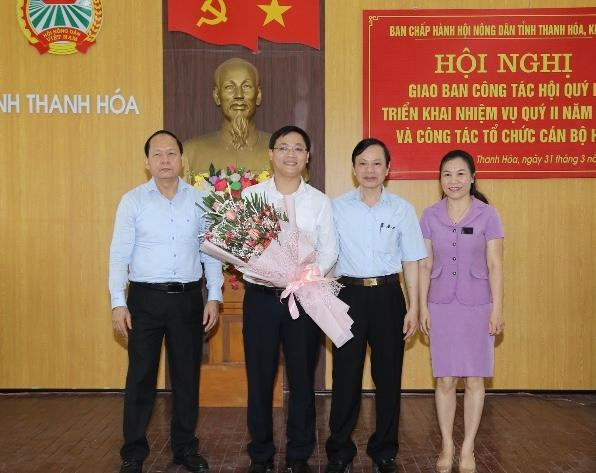 Anh Hoàng Văn Thanh nhận hoa chúc mừng của Thường trực Hội Nông dân tỉnh Thanh Hoá Anh Hoàng Văn Thanh nhận hoa chúc mừng của Thường trực Hội Nông dân tỉnh Thanh Hoá
