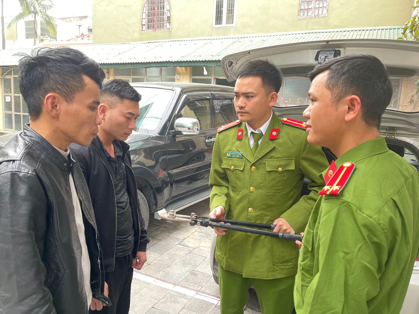 Hai đối tượng và tang vật tại cơ quan Công an