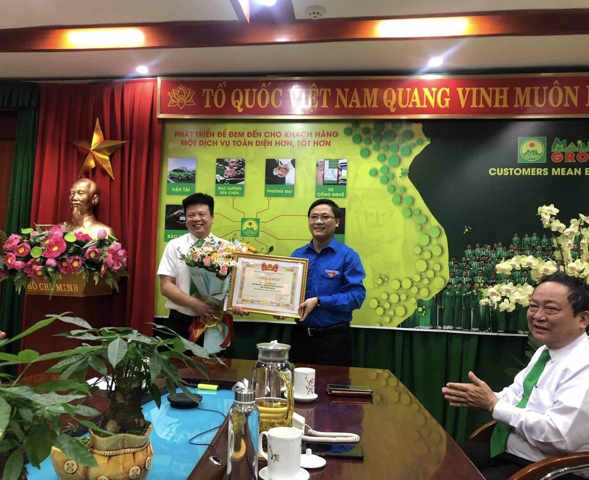 Tỉnh Đoàn Thanh Hoá trao tặng Bằng Khen cho anh Lê Huy Sinh