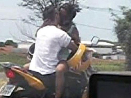 Họ không đội mũ bảo hiểm dù mang theo