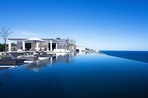 Bể bơi có tầm nhìn vô tận này là ý tưởng của Wirawan. Ông nói rằng mình muốn tạo cảm giác choáng ngợp và thích thú cho những vị khách đến nhà.