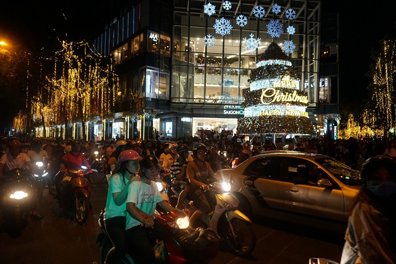 Clip đi chơi Noel, chôn chân giữa biển xe ở trung tâm TPHCM ảnh 2