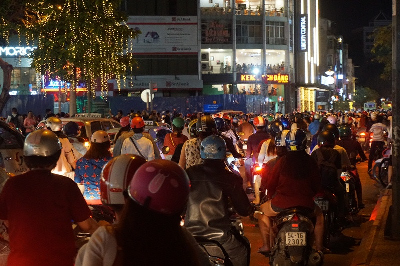 Clip đi chơi Noel, chôn chân giữa biển xe ở trung tâm TPHCM ảnh 3