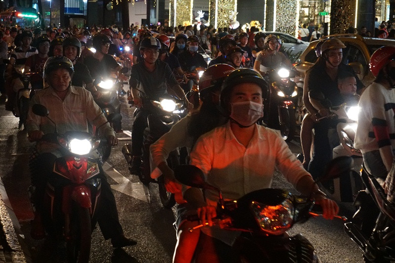 Clip đi chơi Noel, chôn chân giữa biển xe ở trung tâm TPHCM ảnh 1