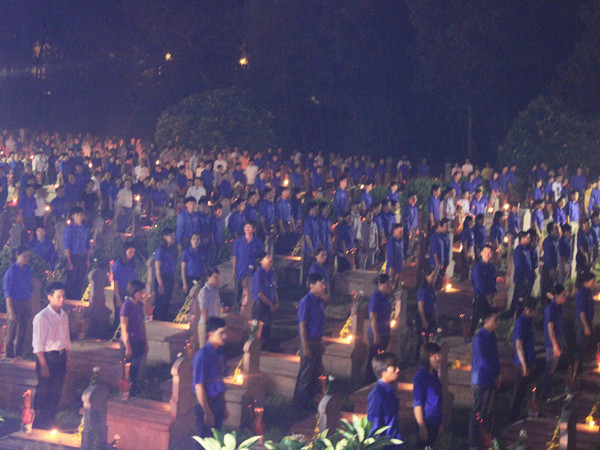 Triệu ngọn nến đã được tuổi trẻ thắp lên trong đêm 26-7 Ảnh: M.T
