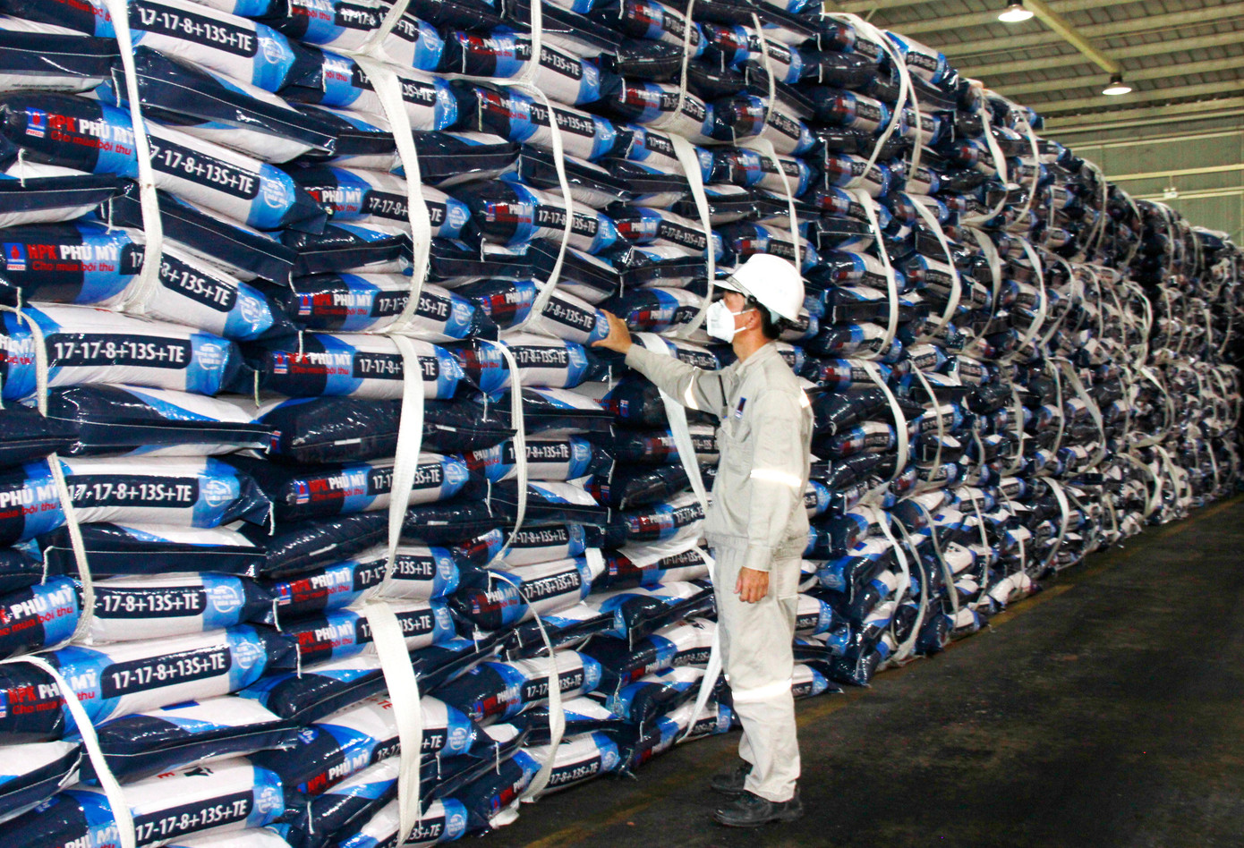 Nửa đầu năm 2022, PVFCCo đạt doanh thu khoảng 10.000 tỷ đồng và lợi nhuận trước thuế trên 4.000 tỷ đồng (công ty mẹ). Nửa đầu năm 2022, PVFCCo đạt doanh thu khoảng 10.000 tỷ đồng và lợi nhuận trước thuế trên 4.000 tỷ đồng (công ty mẹ).