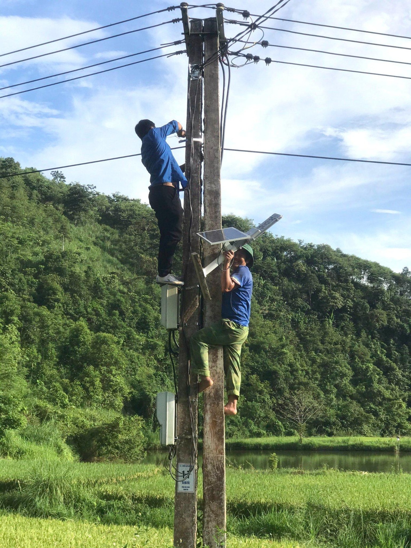 Đoàn viên thanh niên xã Kim Sơn (huyện Bảo Yên) tham gia lắp bóng đèn công trình thanh niên cấp huyện &quot;Thắp sáng đường quê&quot; tại thôn 2 Nhai Thổ