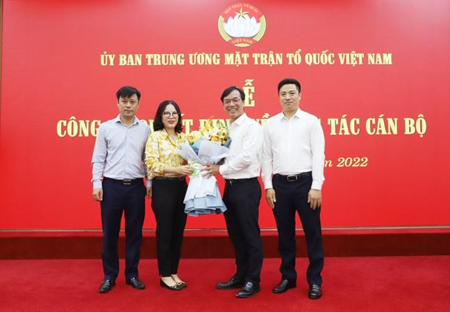 Đại diện T.Ư Đoàn chúc mừng anh Nguyễn Bình Minh