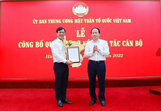 Phó Chủ tịch - Tổng Thư ký Uỷ ban T.Ư MTTQ Việt Nam Lê Tiến Châu trao Quyết định bổ nhiệm đồng chí Nguyễn Bình Minh giữ chức Chánh Văn phòng Cơ quan Uỷ ban T.Ư MTTQ Việt Nam