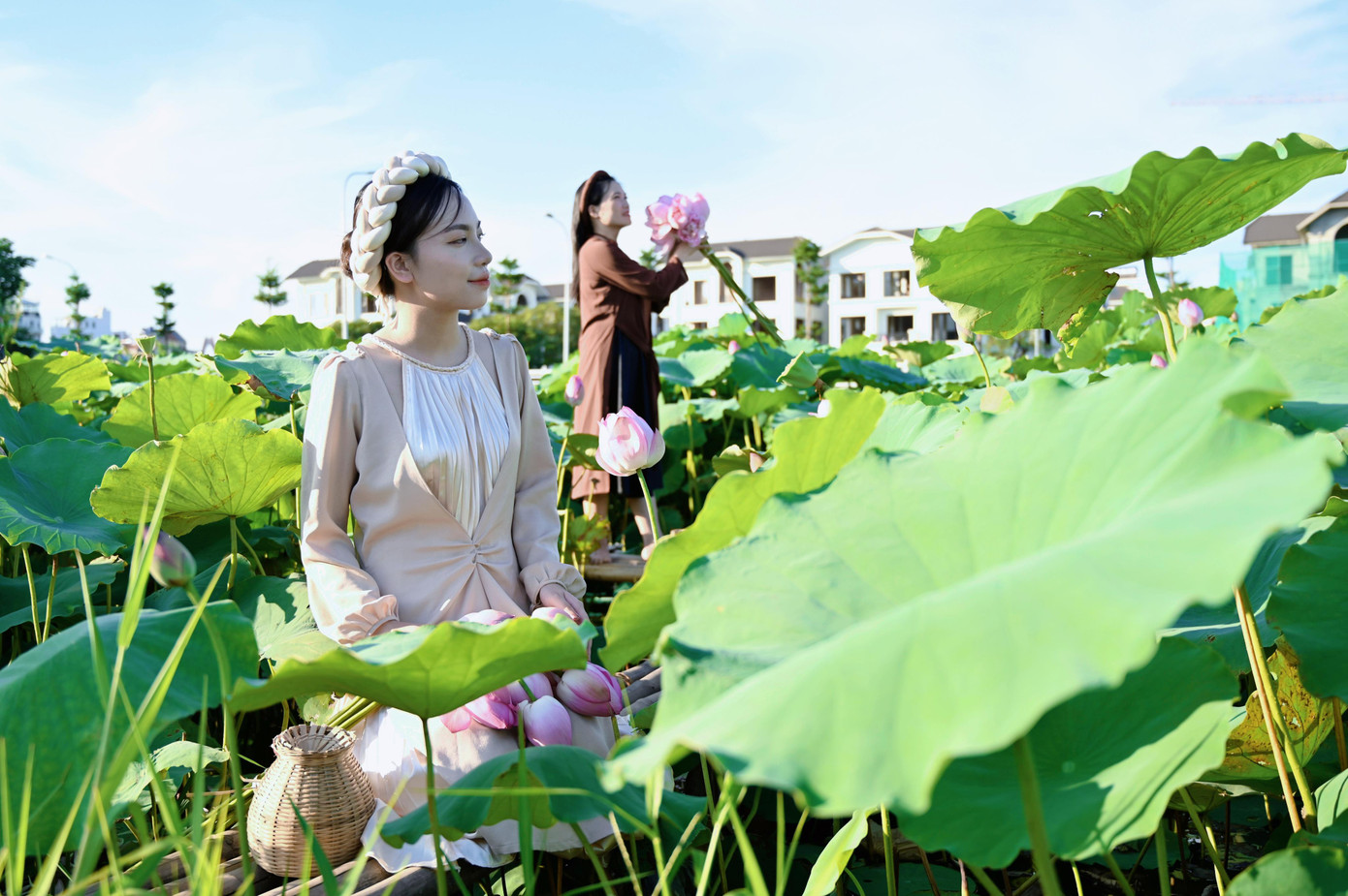 Bạn Hoàng Thị Thu Phương (26 tuổi, đến từ Đan Phượng, Hà Nội) cho biết, bản thân đã lên tới đây từ sáng sớm để chuẩn bị cho buổi chụp hôm nay và chắc chắn Phương sẽ quay lại đây vào mùa sen tiếp theo. Ảnh: Mai Hương