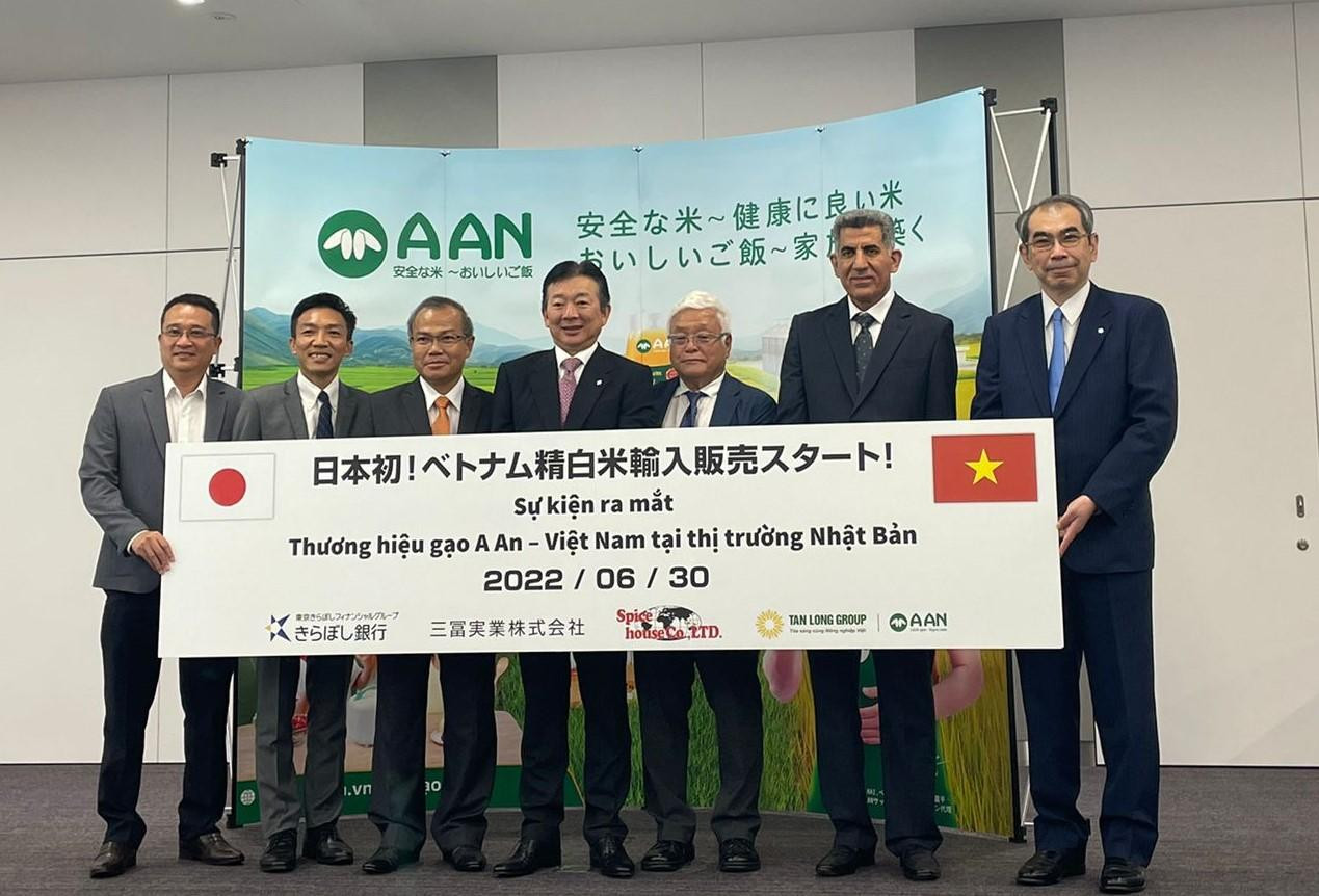 Đại sứ đặc mệnh toàn quyền Việt Nam tại Nhật Bản Vũ Hồng Nam (thứ 3 từ trái qua), đại diện Tập đoàn Tân Long, Ngân hàng Kiraboshi Nhật Bản và các đối tác tham dự sự kiện ra mắt gạo A An tại Nhật Bản Đại sứ đặc mệnh toàn quyền Việt Nam tại Nhật Bản Vũ Hồng Nam (thứ 3 từ trái qua), đại diện Tập đoàn Tân Long, Ngân hàng Kiraboshi Nhật Bản và các đối tác tham dự sự kiện ra mắt gạo A An tại Nhật Bản