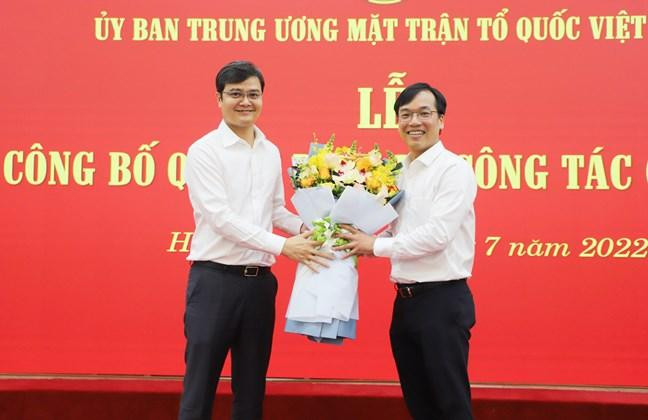 Anh Bùi Quang Huy, Ủy viên dự khuyết T.Ư Đảng, Bí thư thường trực Trung ương Đoàn tặng hoa chúc mừng anh Nguyễn Bình Minh