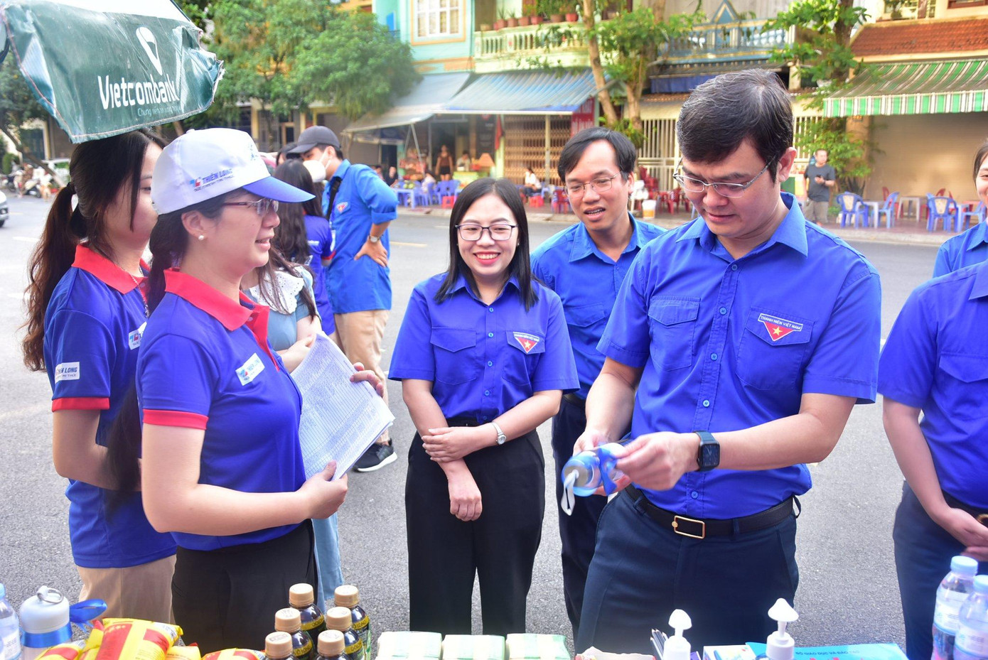 Anh Bùi Quang Huy - Ủy viên dự khuyết Ban chấp hành Trung ương Đảng, Bí thư Thường trực Trung ương Đoàn; chị Giàng Thị Mai - Bí thư Tỉnh Đoàn Lào Cai, cùng đoàn công tác của T.Ư Đoàn thăm, tặng quà, động viên các đội hình “Tiếp sức mùa thi” kỳ thi tốt nghiệp THPT năm 2022 tại 2 điểm Trường THPT Số 1 Lào Cai và Trường THPT Chuyên Lào Cai.
