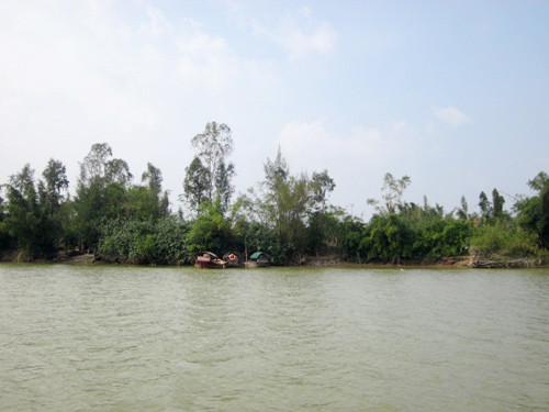 Con đường duy nhất để vào làng Hồng Lam là đi đò từ bến Xuân Giang. Ảnh: Hồng Nhung