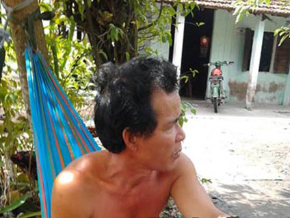 Hàng xóm tiếc cho cô Lương chăm chỉ làm ăn, sau khi trúng số trở nên nghiện nhập cờ bạc. Hàng xóm tiếc cho cô Lương chăm chỉ làm ăn, sau khi trúng số trở nên nghiện nhập cờ bạc