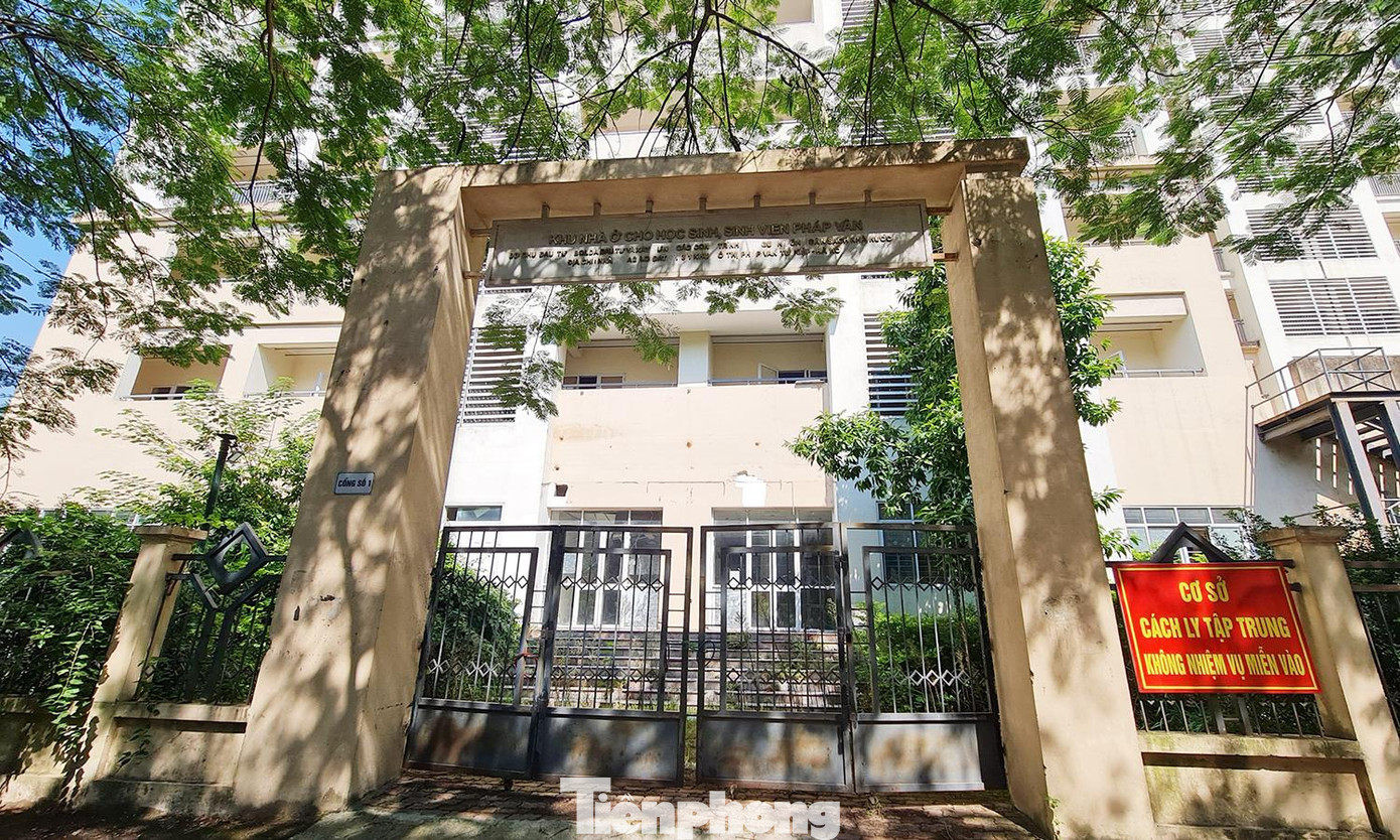Một tòa nhà tại khu Ký túc xá Pháp Vân - Tứ Hiệp trước đó được tận dụng làm cơ sở cách ly tập trung khi dịch COVID-19 diễn biến phức tạp giờ đang bỏ không lãng phí.